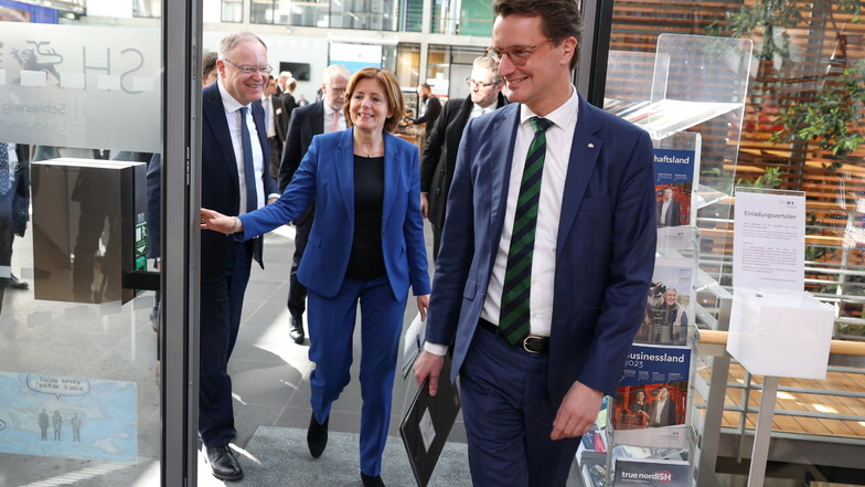 Die MInisterpräsidenten Stephan Weil (Niedersachsen, SPD) Malu Dreyer (Rheinland-Pfalz, SPD) und Hendrik Wüst (NRW, CDU) kommen zu einer Pressekonferenz im Rahmen der Ministerpräsidentenkonferenz.