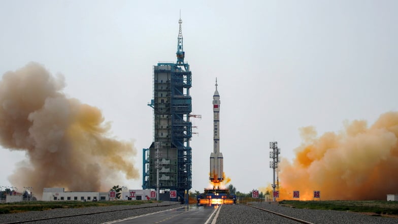 China hat drei Astronauten auf den Flug zu seiner Raumstation gebracht. Die Rakete startete am Dienstag vom Raumfahrtbahnhof Jiuquan in der Wüste Gobi in Nordwestchina ins All.
