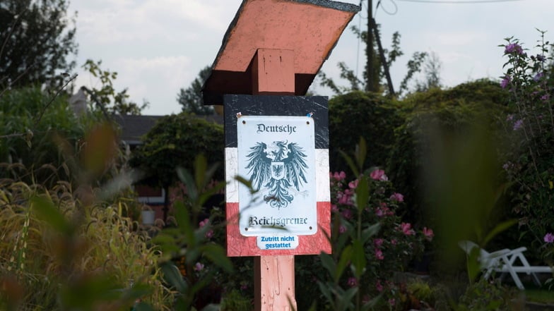 Deutsches Reich hinterm Gartenzaun - Reichsbürger scheuen sich immer weniger, ihr Gedankengut auch offen zu zeigen. So wie hier in einer Gartensparte.