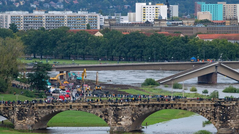 Die Massen beobachten die Aufräumarbeiten an der Carolabrücke.