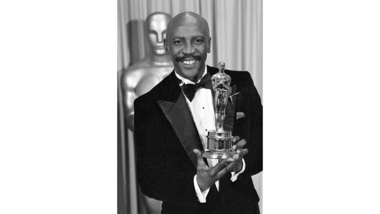 Louis Gossett Jr. posiert 1983 mit dem Oscar für den besten Nebendarsteller für seine Rolle in "Ein Offizier und ein Gentleman" .