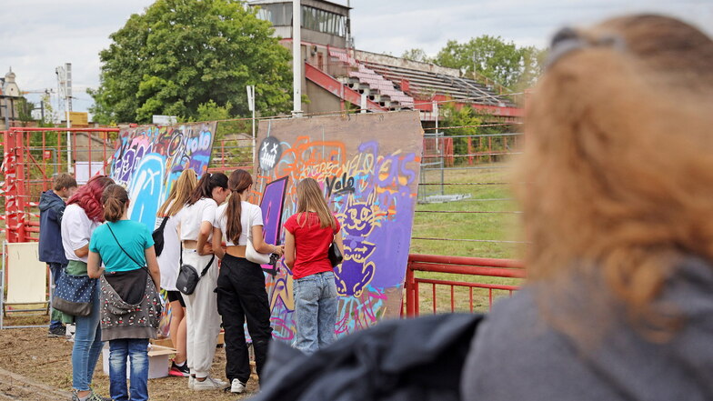 Am ersten Septembertag dieses Jahres war das Ernst-Grube-Stadion Schauplatz eines Freiluft-Festivals für Teenager. Es gab Graffiti-Aktionen, Musik und es lag Farbpulver in der Luft.