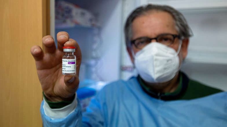 Wolfgang Gusel, Arzthelfer in der Frauenarztpraxis Gamarasi in Dippoldiswalde, hält eine Impfstoff-Ampulle, die jetzt speziell in die Grenzkreise ausgegeben wurden.