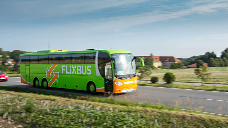 Ein Bild von vor drei Jahren: Ein Flixbus steuert, von der Autobahn kommend, Bautzen an.