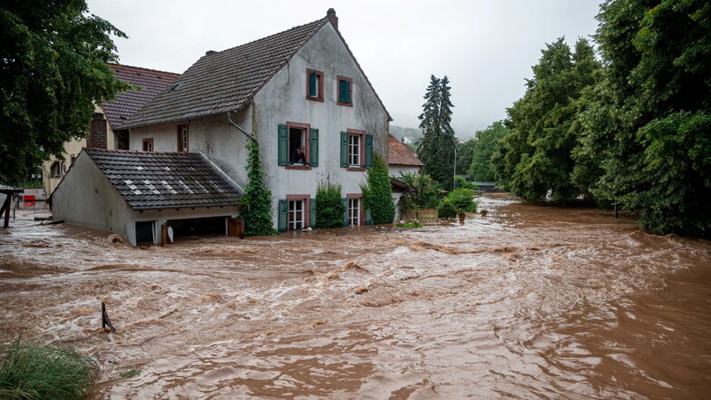 Rheinland-Pfalz, Erdorf: Die Kyll ist in Erdorf über die Ufer getreten und hat Teile des Dorfes geflutet.