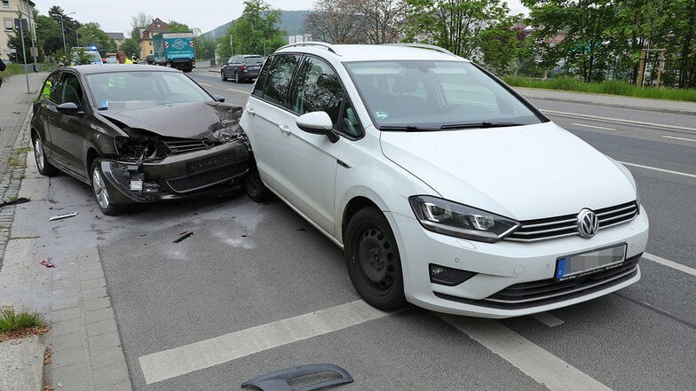 Freital: Autofahrerin erfasst Fußgänger und rammt VW
