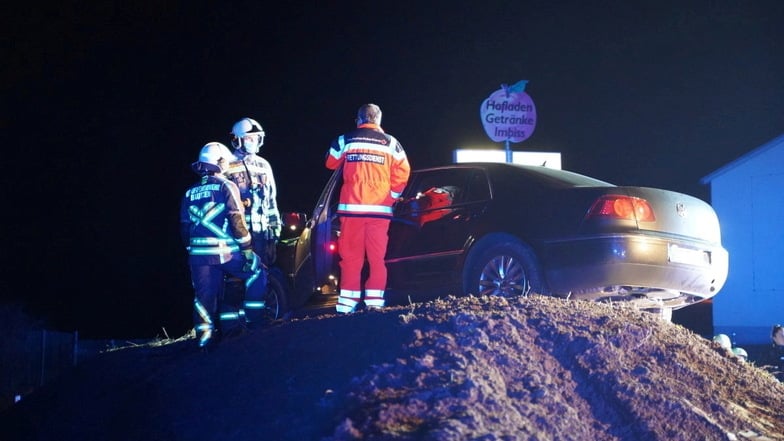 Am Sonntagabend übersah ein Fahrer offenbar den Kreisverkehr bei Salzenforst.