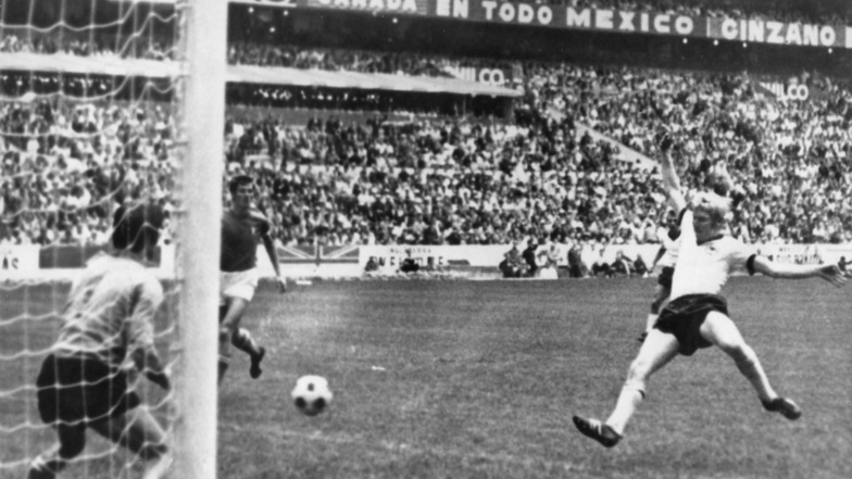 Karl-Heinz Schnellinger (r) schoss in der 91. Spielminute den 1:1-Ausgleich im WM-Halbfinale 1970 gegen Italien. Die Verlängerung gewann Italien 4:3.
