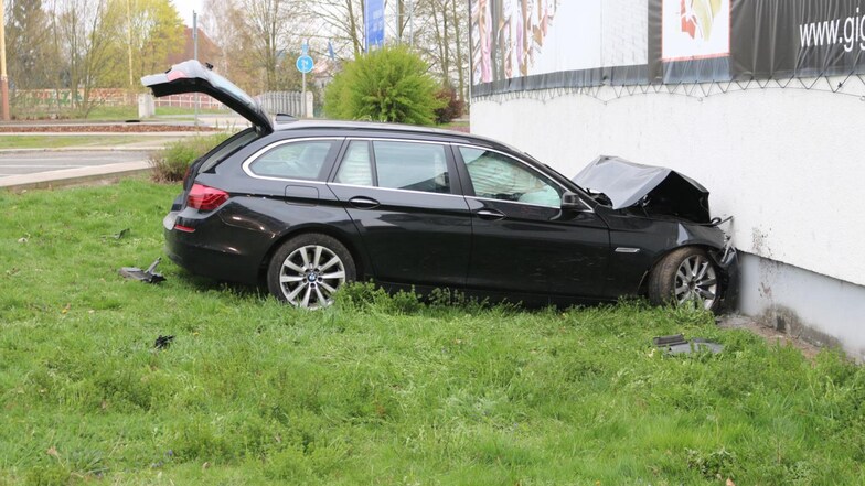 Ende der Diebesfahrt: Der Luxus-BMW prallte gegen diese Wand in Česká Lípa. Die Polizei nahm den polnischen Fahrer fest, der das Auto in  Deutschland entwendete.