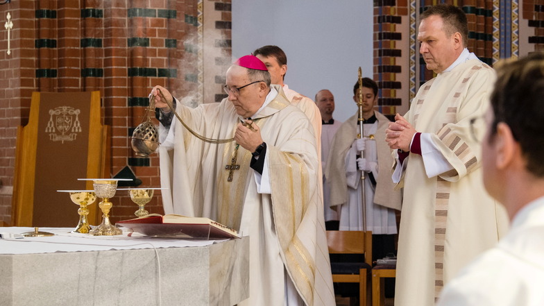 Bischof Wolfgang Ipolt weiht am Dienstag die heiligen Öle während einer Chrisam-Messe in der St. Jakobus Kathedrale in Görlitz.