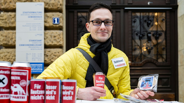Hagen Schuster von „Die Partei“ versucht vor der Stadtverwaltung Bautzen, Einwohner anzusprechen, damit sie für seine Partei unterschreiben. Denn ohne genug Unterschriften kann sie weder bei der Bautzener Stadtrats- noch bei der Kreistagswahl antreten.