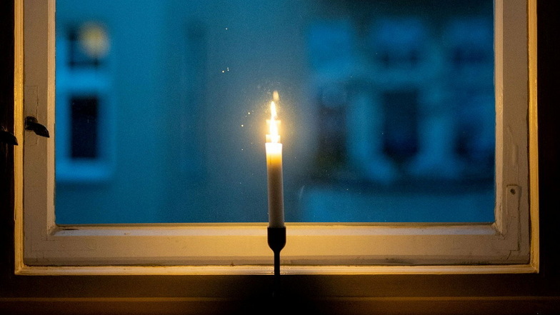 Am Freitag, Samstag und Sonntag dieser Woche sollen Bürger eine Kerze in ihre Fenster stellen und auch ein Bild davon mit dem Hashtag #lichtfenster in den sozialen Medien teilen.