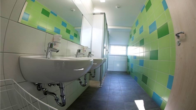 Bunt und mit freundlichen Farben sind auch die Sanitäreinrichtungen im Neubau gestaltet worden.