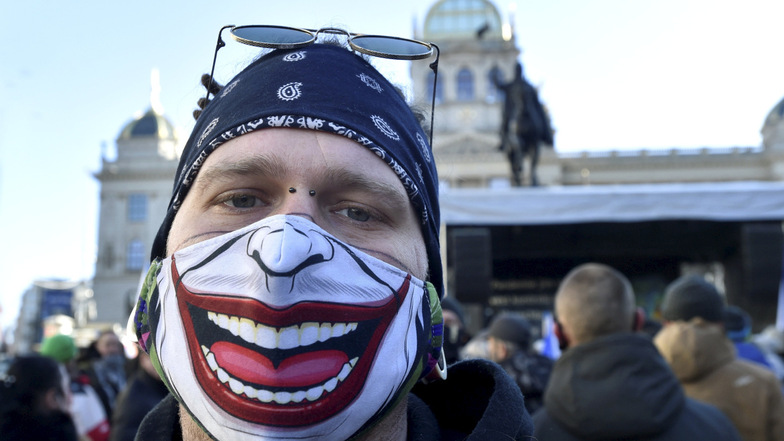 Nur die Maske trägt gute Laune. Das Foto entstand Ende Januar, als sich Hunderte Menschen auf dem Wenzelplatz in Prag versammelten, um gegen die Regierungsmaßnahmen zur Corona-Bekämpfung zu demonstrieren.