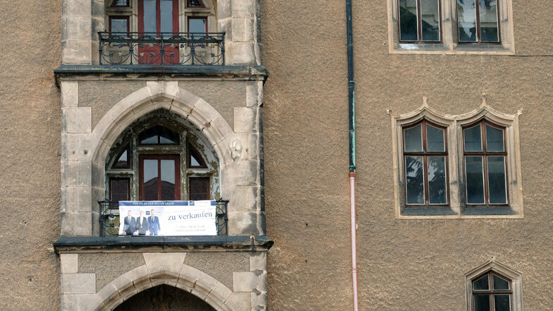 Ein Banner wirbt um Käufer für das seit gut einem Dutzend Jahre im Dornröschenschlaf dämmernde Meißner Kornhaus.