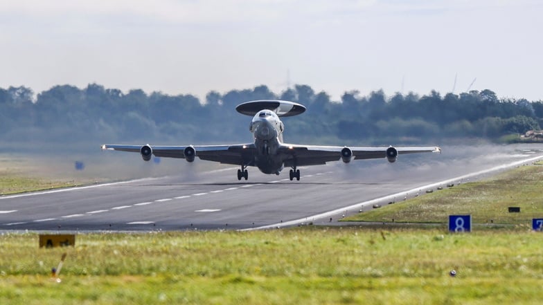 Hinter der vorübergehenden Anhebung der Sicherheitsstufe auf dem Nato-Luftwaffenstützpunkt Geilenkirchen bei Aachen steckten Geheimdiensterkenntnisse zu einer möglichen Bedrohung durch einen russischen Sabotageakt.