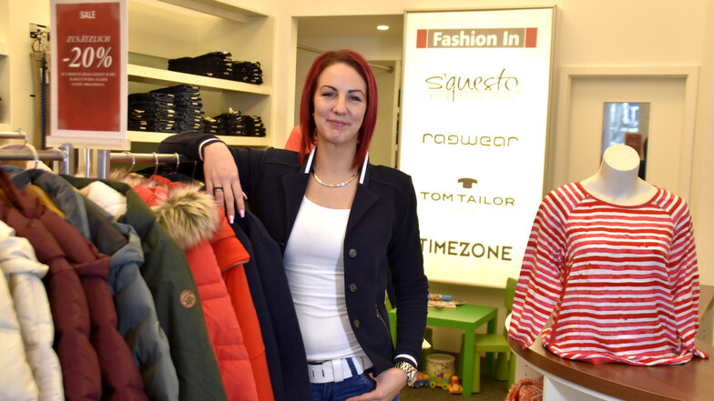 Im Modegeschäft „Fashion In“ am Markt in Radeberg bietet Verkäuferin Carolin Lippmann schicke Jacken, Jeans und vieles mehr an. Bisher seien vor allem Stammkunden aus dem Einkaufszentrum EKZ in den Laden gekommen.