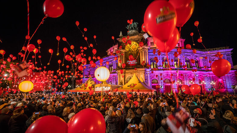 Rote Luftballons steigen in den Himmel über dem Theaterplatz. Die Aktion wird es auch in diesem Jahr wieder geben.