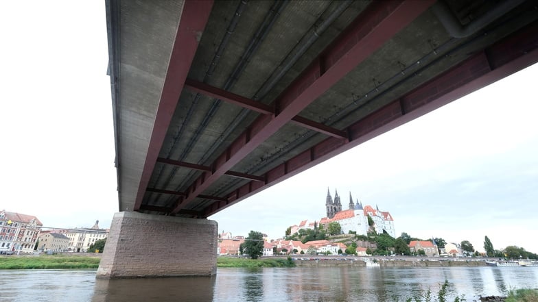 Über die zuletzt 1999 und 2000 sanierte Meißner Altstadtbrücke führt die Staatsstraße 177. Das Bauwerk gehört damit in die Zuständigkeit des Landesamtes für Straßenbau und Verkehr, ebenso wie die 330 Meter lange neue Elbbrücke, die 1997 eröffnet worden is