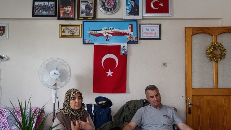 Die Eltern im Wohnzimmer ihres Hauses. Der Raum ist zu einer Art Schrein für ihren verstorbenen Sohn Murat geworden, mit Uniformen, Habseligkeiten und Fotografien. Die genauen Umstände seines Todes sind bis heute ungeklärt.