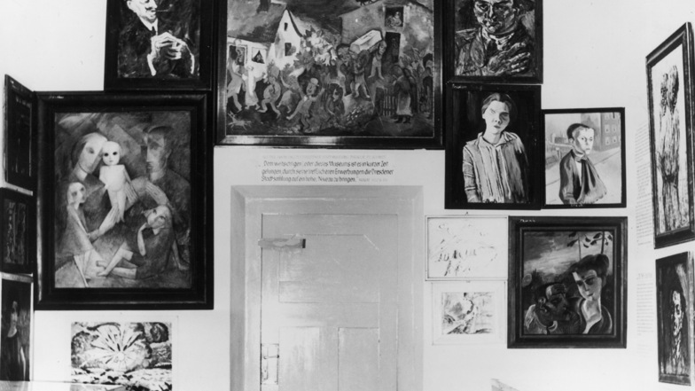 Ansicht der Münchener Schau „Entartete Kunst“. In Raum 1 hängt Dresdner Malerei, der „Sonnenaufgang“ unten links neben der Tür.