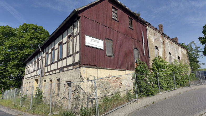 Der Gasthof in Gleisberg verfällt immer mehr. Die Kommune möchte ihn kaufen und abreißen lassen.