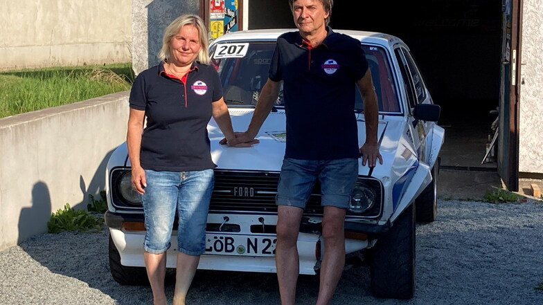 Katrin und Hans-Ulrich Zacher und ihr 45 Jahre alter Rallye-Ford.