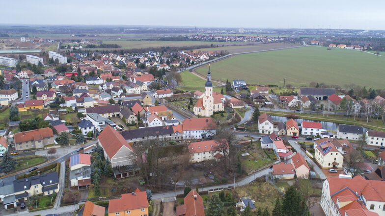 Der Ortskern der Gemeinde Zeithain ist bei Zuzüglern besonders beliebt. Doch auch Röderau-Bobersen (Bildhintergrund) kann in Sachen Einwohnerzahlen mithalten.