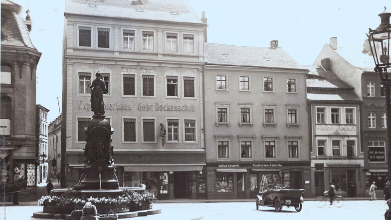 Der Zittavia-Brunnen auf dem Rathausplatz in einer um 1910 entstandenen Aufnahme. Man beachte die Marktfrau am Fuße des Brunnens.