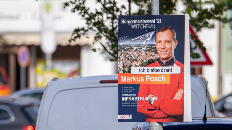 Bürgermeister Markus Posch strebt eine zweite Amtszeit als Chef im Wittichenauer Rathaus an. Auch wenn er der einzige Kandidat ist, hat er nicht darauf verzichtet, mit Plakaten auf die Wahl aufmerksam zu machen.