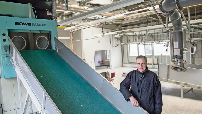 Volkhard Schmidt, Leiter der Werkstatt für Behinderte, braucht noch ein bisschen Geduld, ehe die Wäscherei im Gewerbegebiet Niesky Süd umgebaut ist und in Betrieb gehen kann.