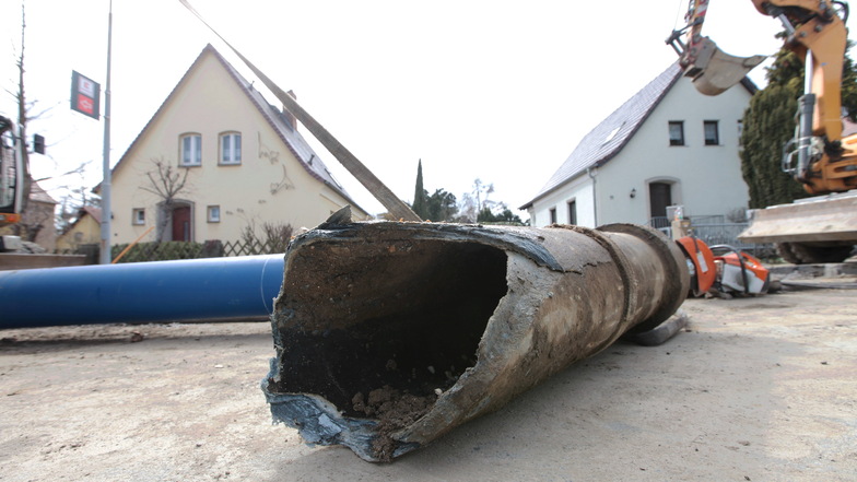 In Pirna-Copitz kam es Ende März zu einem Rohrbruch. Anwohner argwöhnen, dass die Leitung aus Asbest ist.