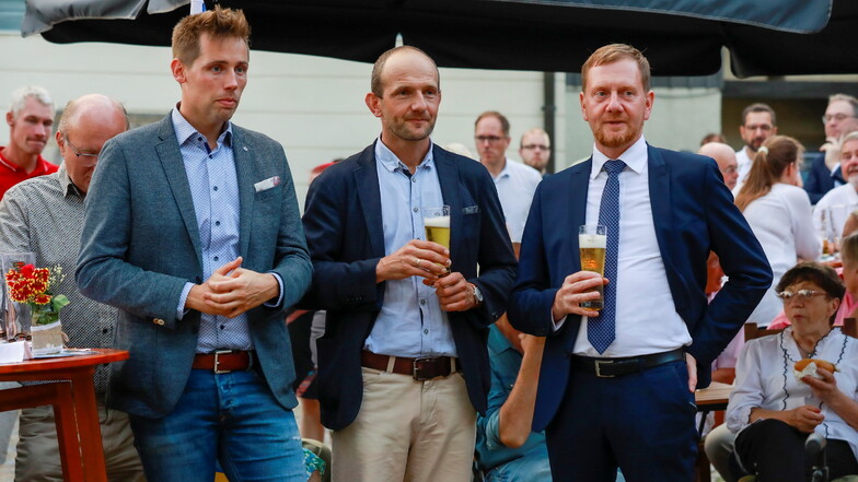 "Auf ein Bier" war das Motto des CDU-Sommerfests im Eibauer Faktorenhof mit dem CDU-Landkreis-Vorsitzenden Florian Oest, Landrat Stephan Meyer und Ministerpräsident Michael Kretschmer (v.l.n.r.)