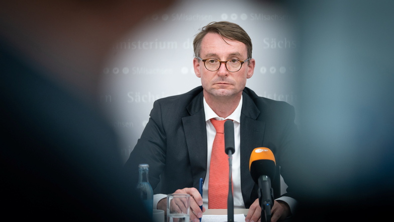 Innenminister Roland Wöller (CDU) sieht sich erneut mit Rücktrittsforderungen konfrontiert, seit es am Samstag in Dresden zu Gewaltausbrüchen kam.