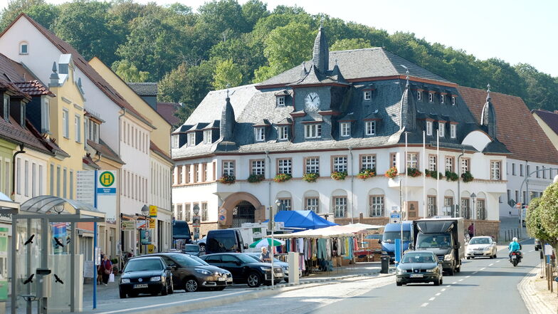Blick auf den Markt in Nossen mit Rathaus. In der Stadt gibt es die höchste Inzidenz im Landkreis Meißen. Die Werte für den gesamten Landkreis halten sich knapp unter der Marke von 200.