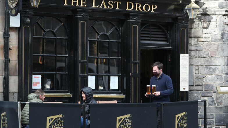 Großbritannien, Edinburgh: Ein Angestellter des Lokals Last Drop serviert Bier. Ab kommendem Wochenende dürfen die Betreiber nur noch von 6.00 Uhr morgens bis 18.00 Uhr abends öffnen und neben Essen nur nichtalkoholische Getränke anbieten.