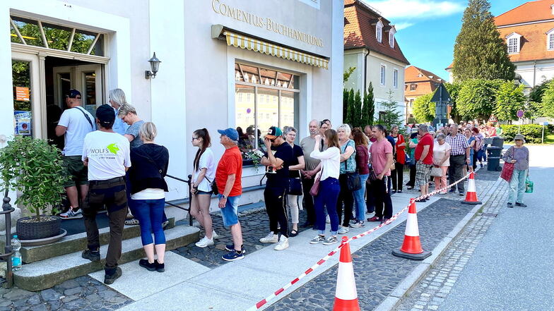 Weit vor der Ladenöffnung bildete sich in Herrnhut schon eine lange Schlange an der Comenius-Buchhandlung.