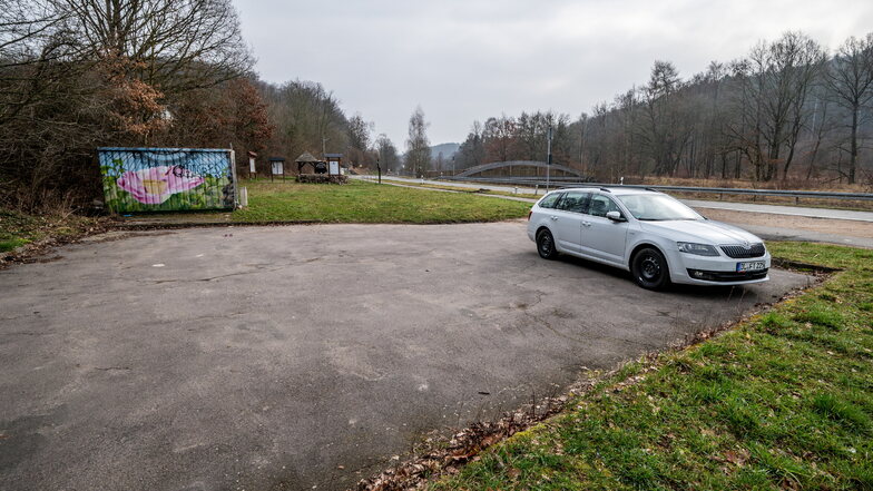 Zwischen Roßwein und Gleisberg gibt es einen Parkplatz, den Wanderer wie Besucher des Kamelienhauses gern nutzen. Für das Grundstück gibt es jetzt Pläne.