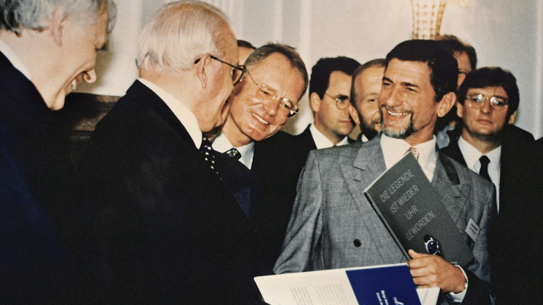 Der ehemalige Bundespräsident
Roman Herzog überreicht Günter
Blümlein eine Ehrung im Rahmen der
Initiative „Mutige Unternehmer braucht
das Land“ in Berlin 1997.