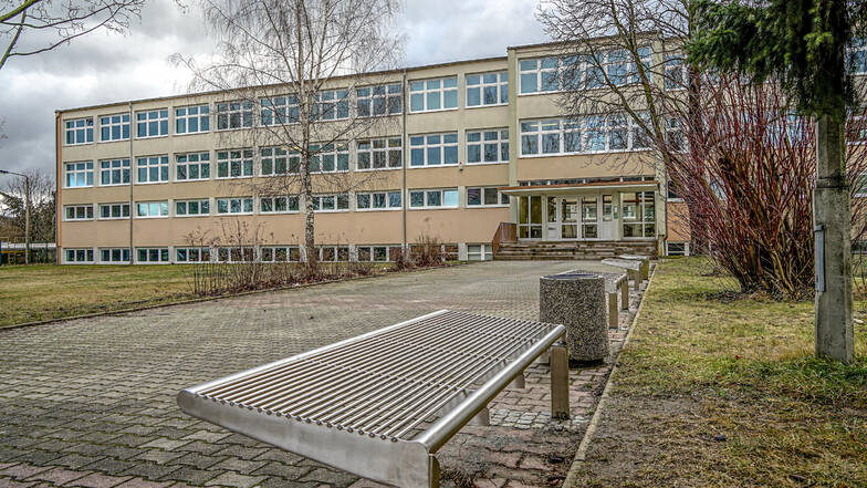 Das Schulgebäude und auch die Turnhalle der Allende-Oberschule in Bautzen sollen saniert werden. Dafür müssen Schüler und Lehrer in ein Ausweichobjekt ziehen.