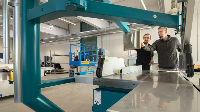 Richten die neuen Maschinen in der neuen Werkstatt ein: die Gruppenleiter Thomas Müller (l.) und Steffen Mittelstedt.