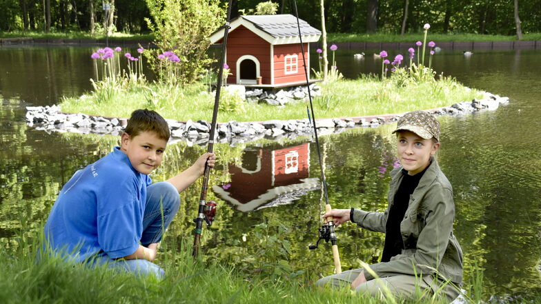 Marek Gräfe (11), Annika Stölzelt (13) und die anderen jungen Angler vom Verein „Rödertal“ pflegen jetzt den Mühlteich in Ottendorf. Das wurde mit der Gemeinde vereinbart.