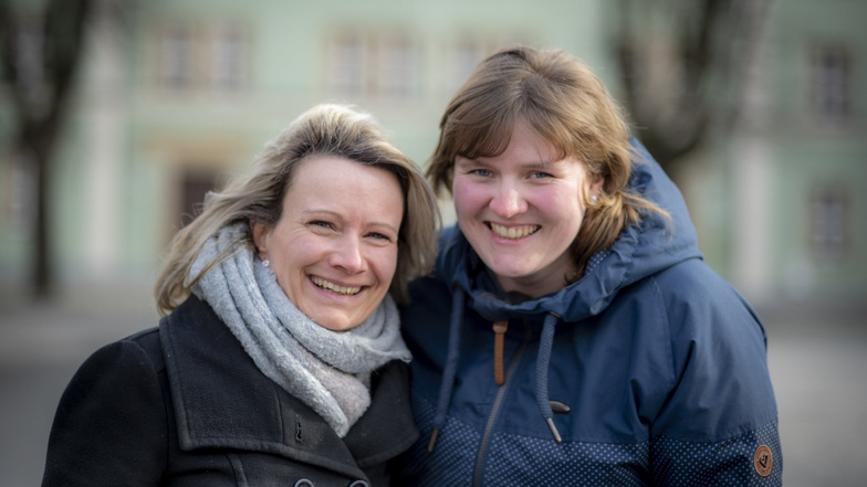 Susanne Klemm aus Bretnig (l.) und Julia Lauber aus Kamenz stehen mit ihren Kursen für mehr Lebensfreude und weniger Streit, mehr Stärkung und weniger Mobbing, mehr Liebe und weniger Hass. Das Interesse ist groß.