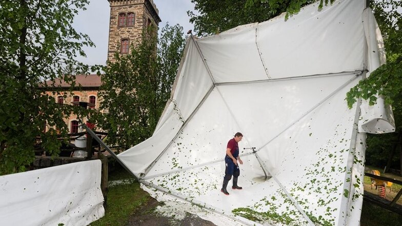 Auf dem Bischofswerdaer Butterberg wurde unter anderem ein großes Zelt umgerissen.