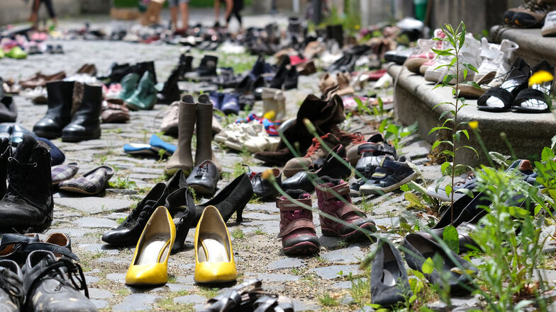 Schuhe aufgereiht als Symbol für auf der Flucht gestorbene Menschen, hier beim Friedensfest in Ostritz voriges Jahr. 