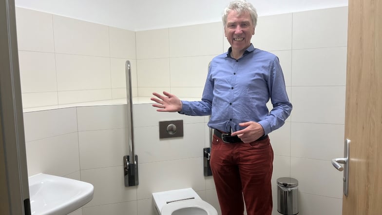 Großenhains Museumsleiter Jens Schulze-Forster zeigt die neue Toilette in der Alten Lateinschule am Kirchplatz. Sie ist barrierefrei.
