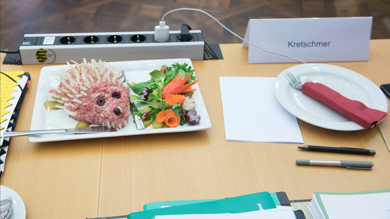 Das Zugeständnis der grünen Sitzungsleitung an die CDU-Teilnehmer der Sondierungsrunde: ein Mettigel. Ansonsten kam am Freitag im Ständehaus Vegetarisches und Veganes auf den Tisch.
