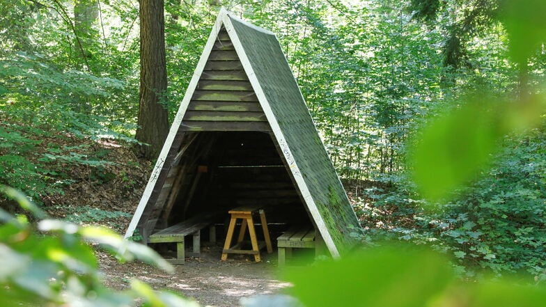 Die Schutzhütte am Hungerbrunnen am Wanderweg Alte Leipaer Straße in Olbersdorf.