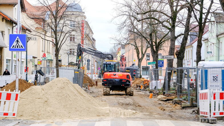 Den mittleren Abschnitt der Bahnhofstraße lässt die Stadt Radebeul derzeit grundhaft sanieren. Dabei werden mit Baggern auch tiefe Schächte für neue Abwasserleitungen gegraben.