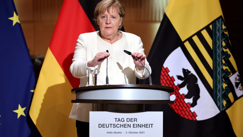 Bundeskanzlerin Angela Merkel (CDU) spricht beim Festakt zum Tag der Deutschen Einheit in Halle.